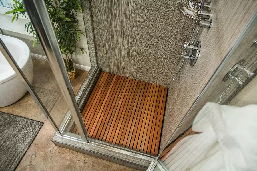 Pardoseala de duș din lemn de teak: transformă-ți baia într-un spațiu exotic