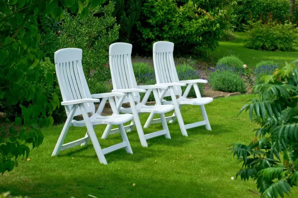 Cum să cureți și să întreții corect mobilierul alb de grădină pentru o strălucire de vară
